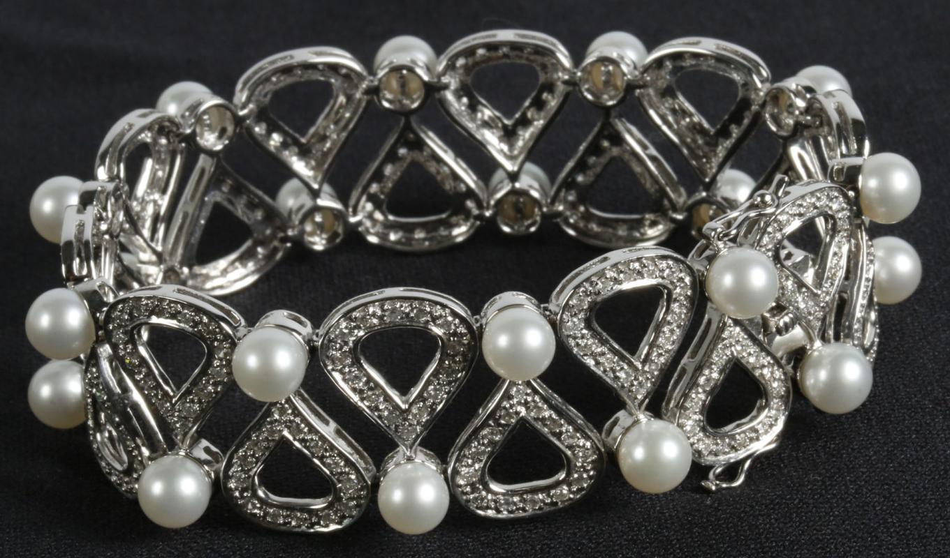 A VERY FINE 18K WHITE GOLD, DIAMOND & PEARL BRACELET