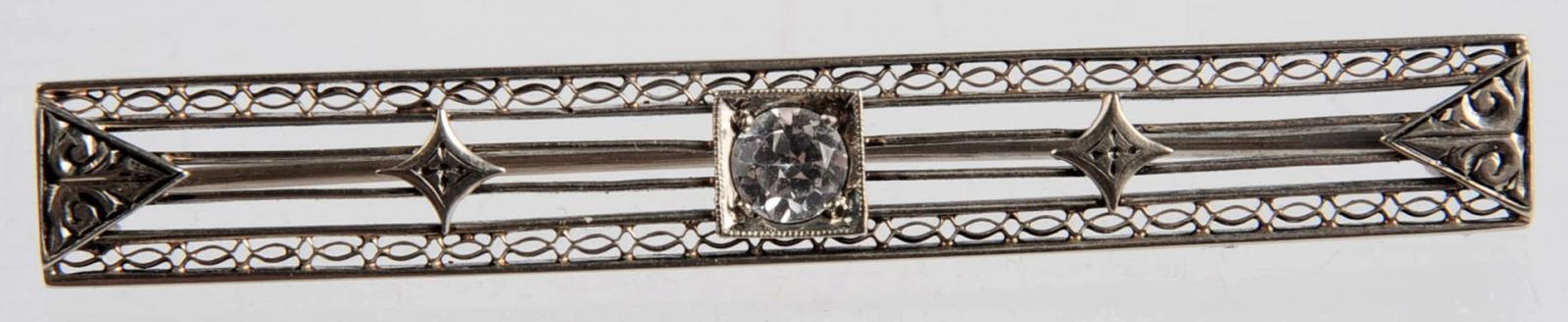 AN ANTIQUE PLATINUM AND DIAMOND BAR PIN