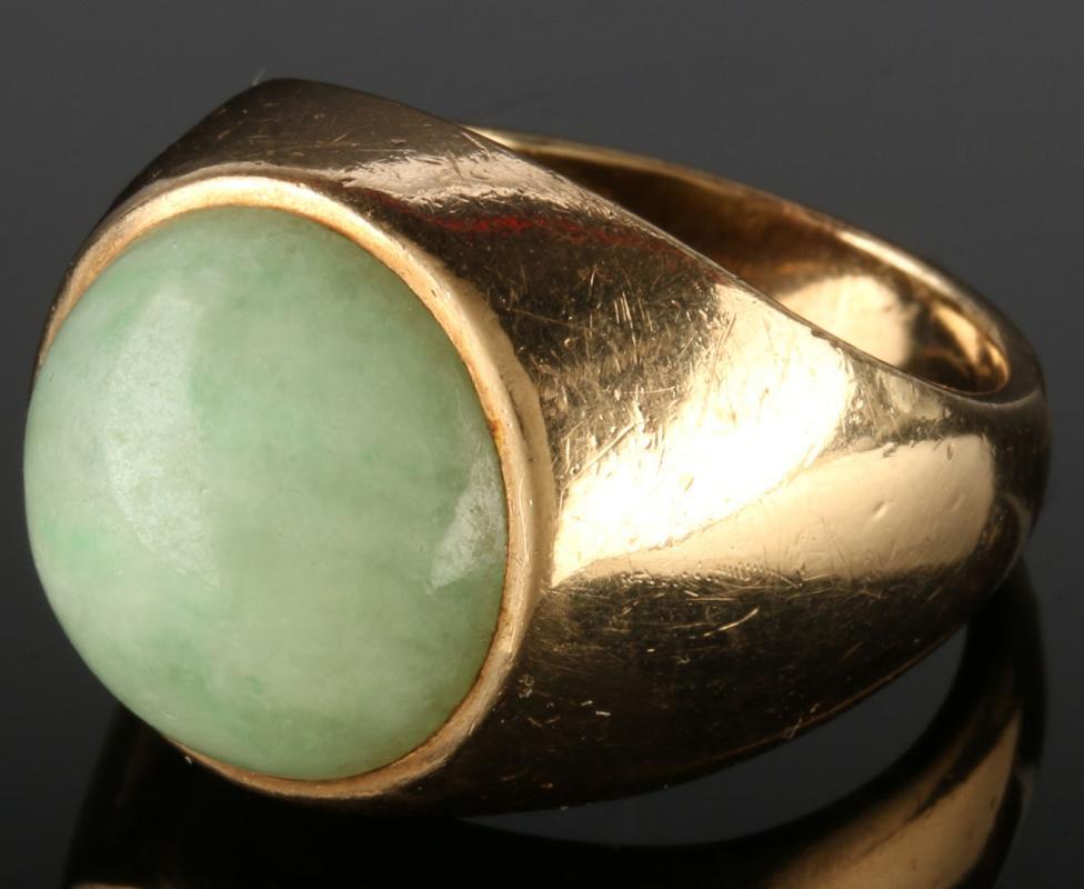 A GENT'S JADEITE 10K GOLD RING