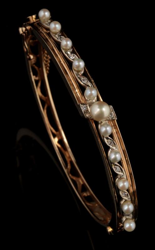 A 14K GOLD DIAMOND AND PEARL BANGLE BRACELET