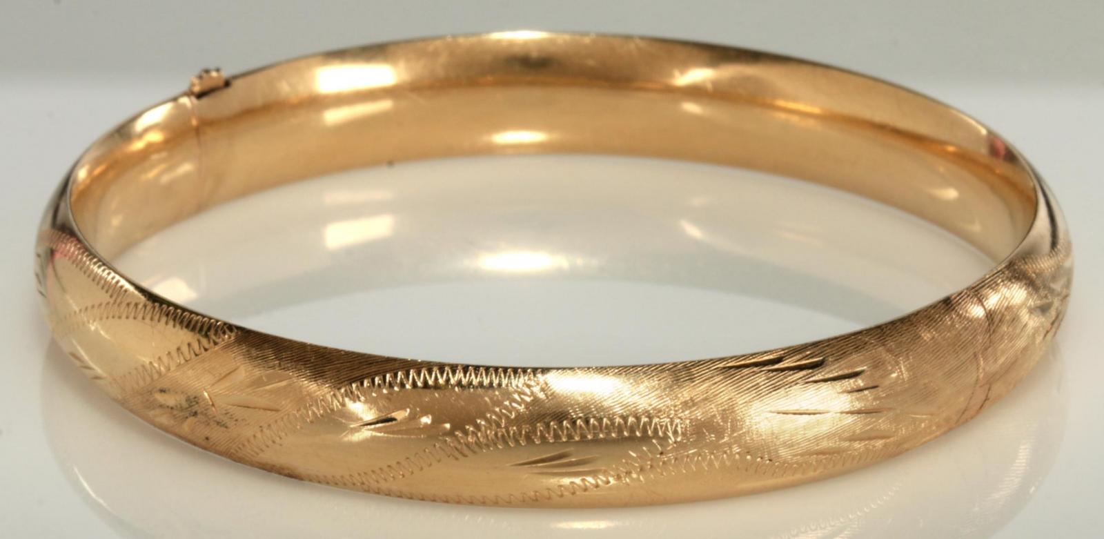 A 14K GOLD BANGLE BRACELET