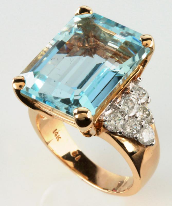 A 14K AQUAMARINE AND DIAMOND FASHION RING