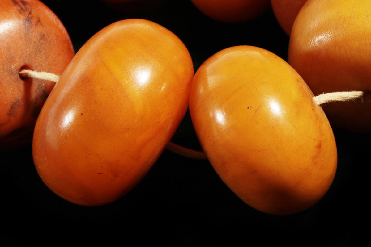 A STRAND OF LARGE BUTTERSCOTCH AMBER BEADS