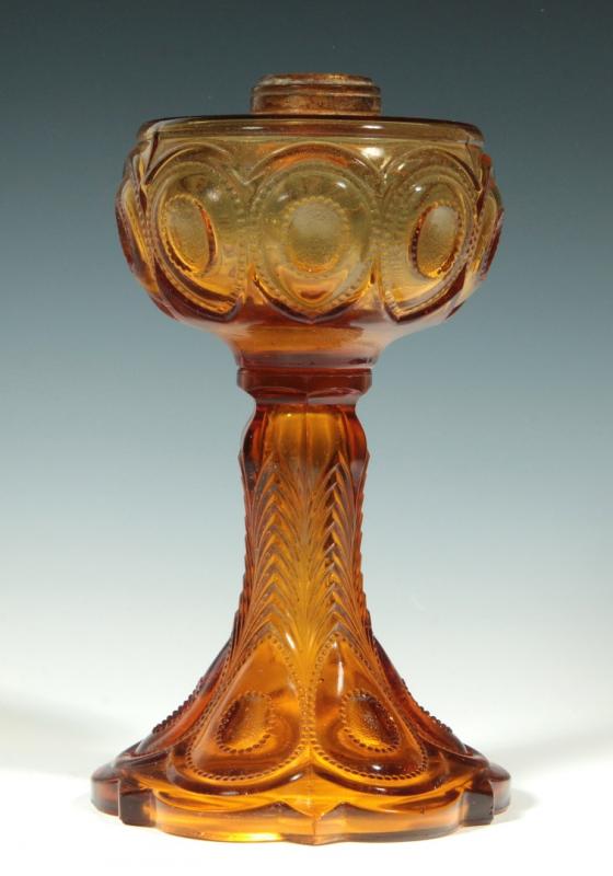 AN AMBER GEORGIA PEACOCK FEATHER PATTERN LAMP