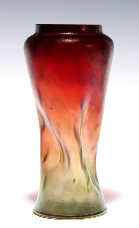 AN AUSTRIAN ART GLASS VASE ATTRIBUTED TO RINDSKOPF