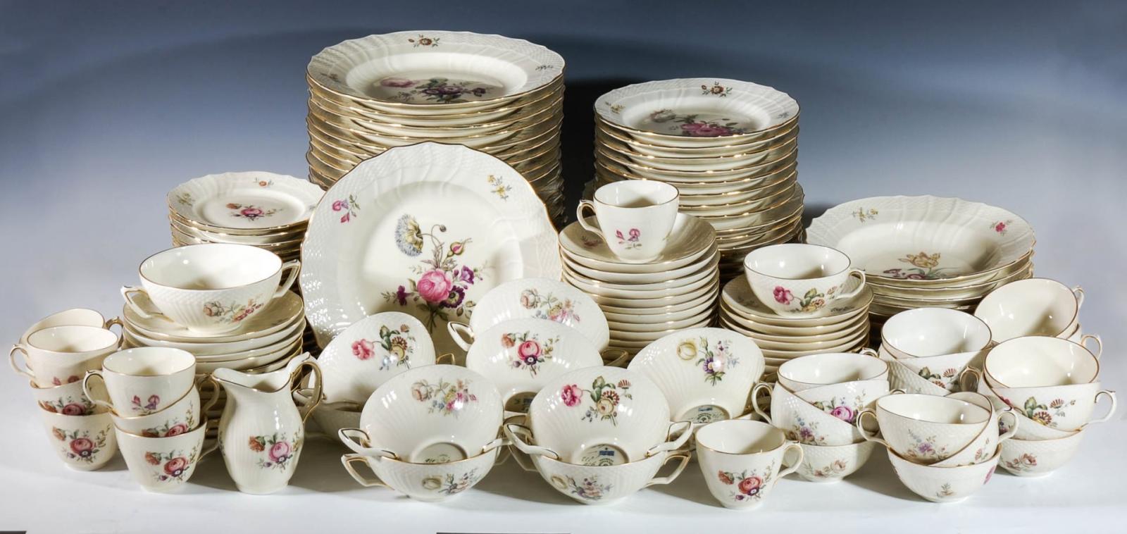 A 157 PC ROYAL COPENHAGEN FRIJSENBORG CHINA SERVICE