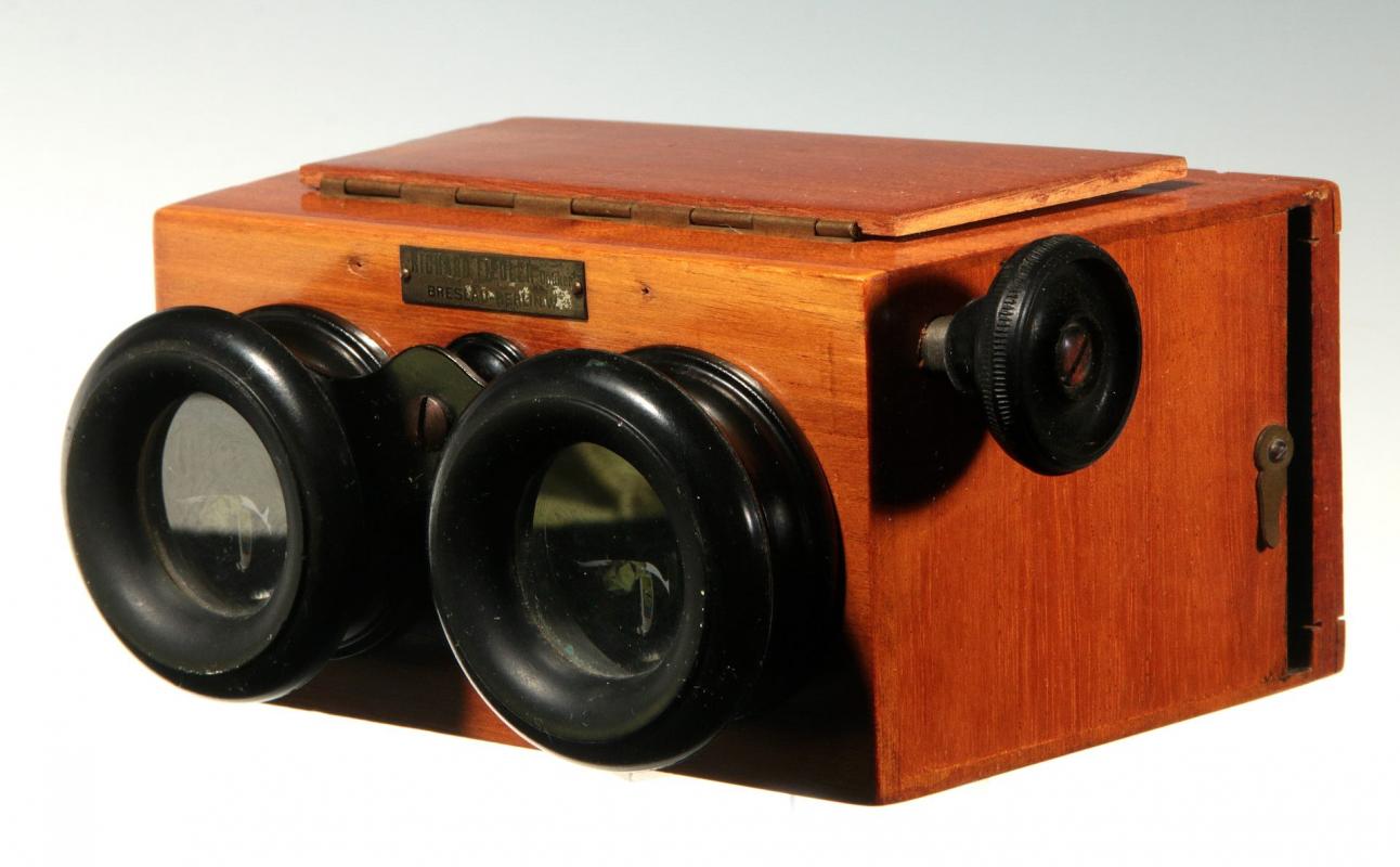 A CIRCA 1900 RICHARD FIEDLER STEREOSCOPE