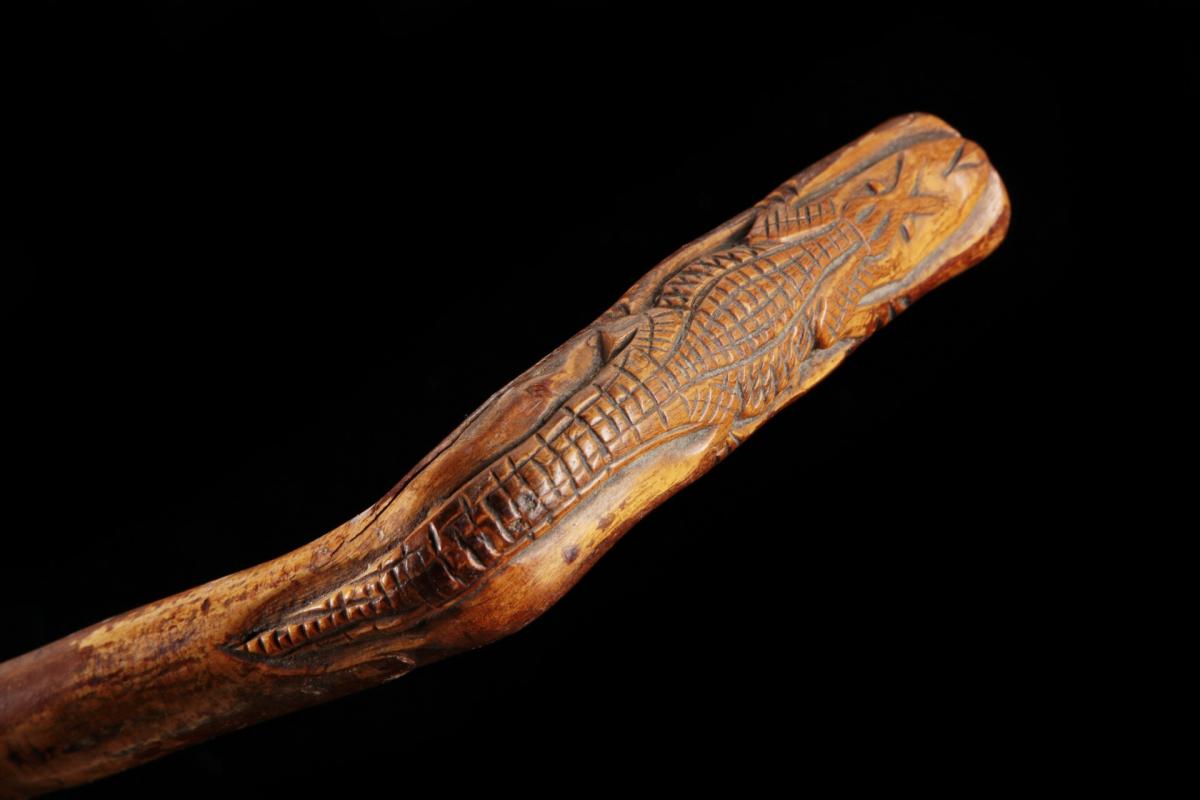 A RUSTIC BURR WOOD FOLK ART CANE WITH CARVED GATOR