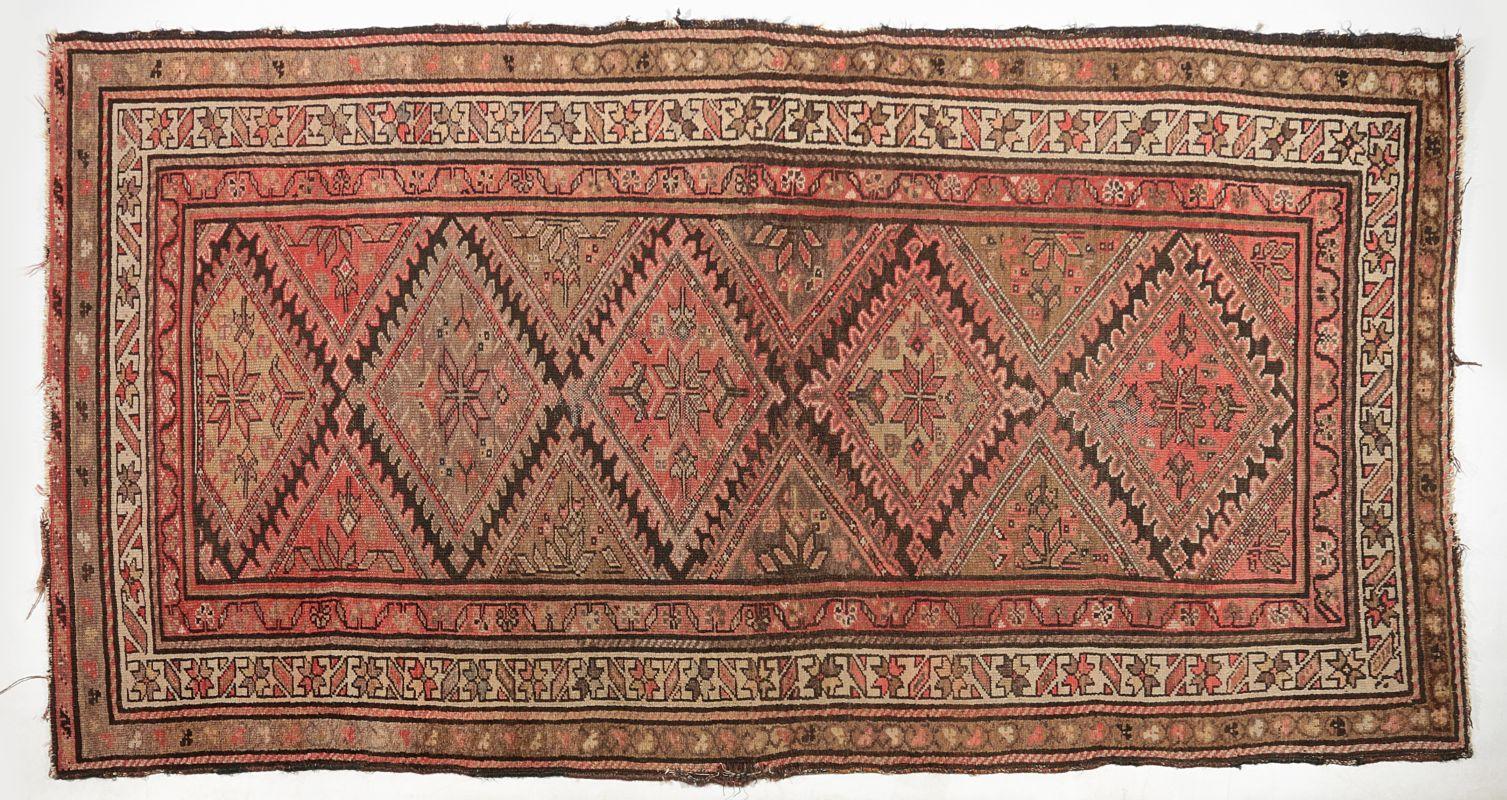 AN ANTIQUE ORIENTAL RUG