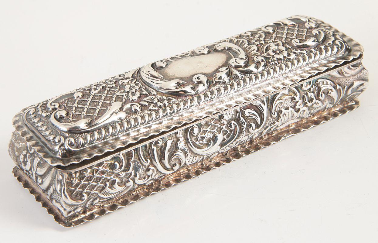 A BIRMINGHAM 1902 STERLING SILVER REPOUSSÉ BOX