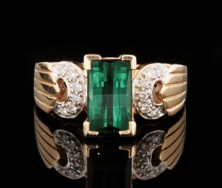 A CHROME TOURMALINE AND DIAMOND 14k FASHION RING