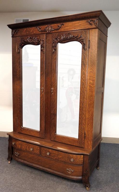 A GOOD LATE 19TH CENTURY QUARTERSAWN OAK ARMOIRE