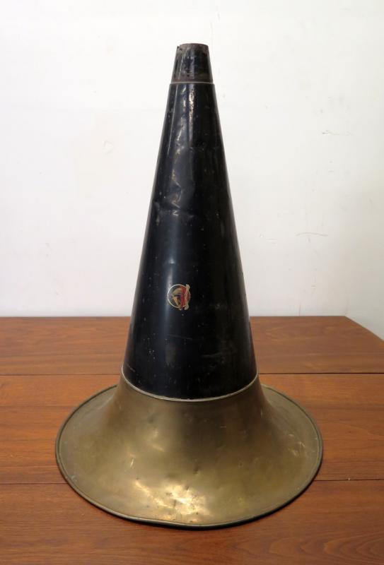 AN ORIGINAL VICTOR BRASS BELL PHONOGRAPH HORN