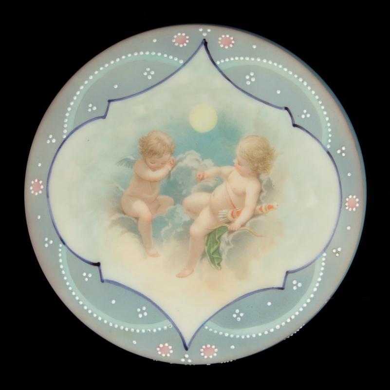 A FINE LARGE NAKARA ART GLASS BOX WITH CHERUBS