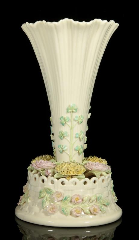 AN IRISH BELLEEK FLOWERED TABLE CENTRE VASE