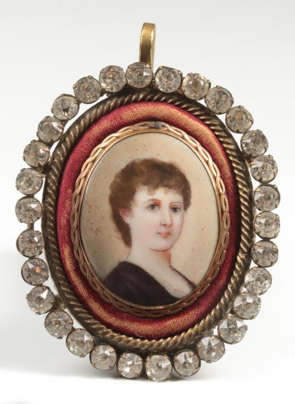 A VICTORIAN PENDANT MINIATURE PORCELAIN PORTRAIT 